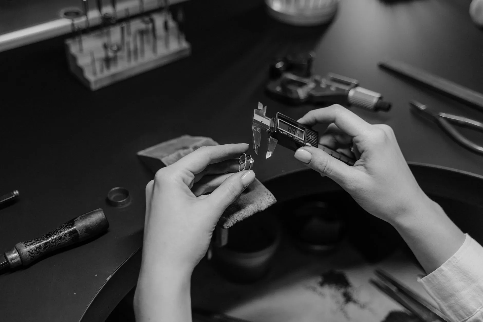 教学一体机与电子白板对比分析：学校该如何选择互动教学设备