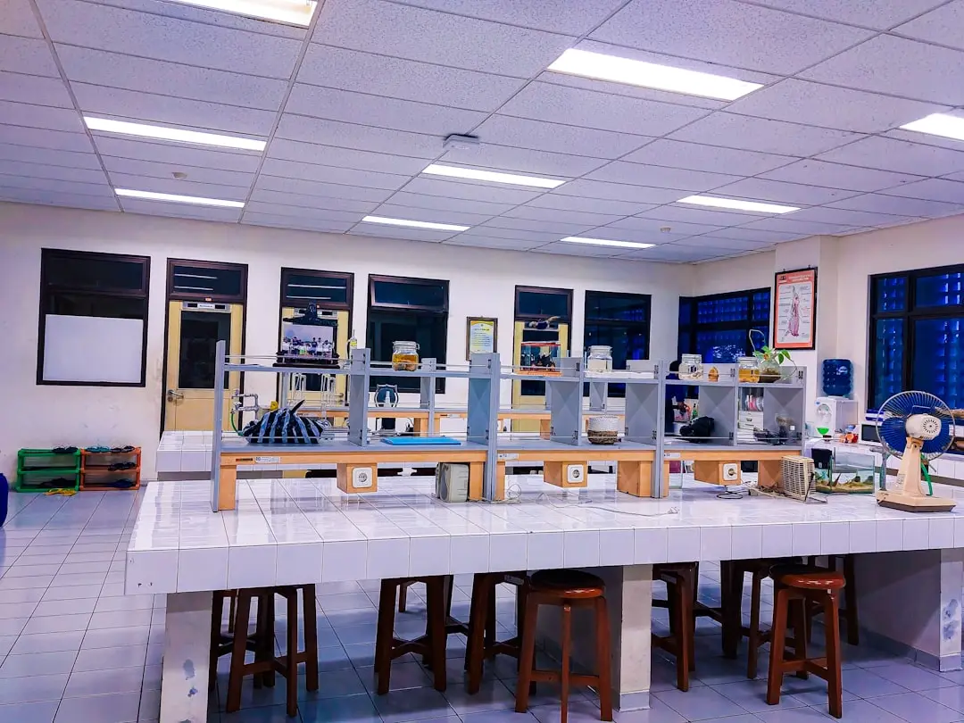 教学一体机与电子白板对比分析：学校该如何选择互动教学设备